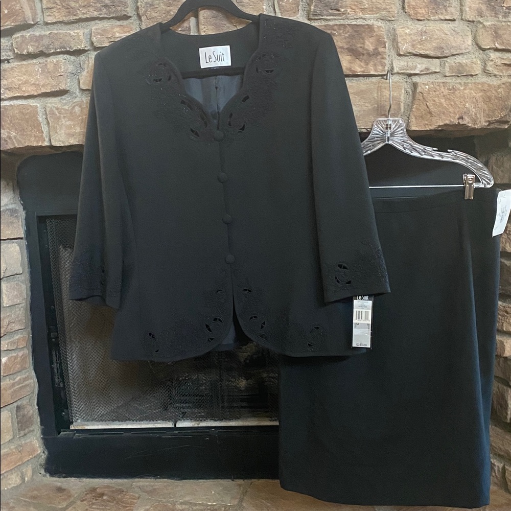 Le Suit Elegant Black Blazer and Skirt Ensemble. Size 16